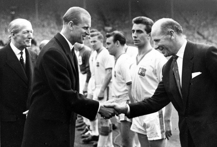 Công tước vùng Edinburgh gặp Matt Busby trước trận chung kết Man Utd - Aston Villa vào 4/5/1957.